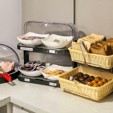 Victoria Station Hotel Лондон Екстериор снимка