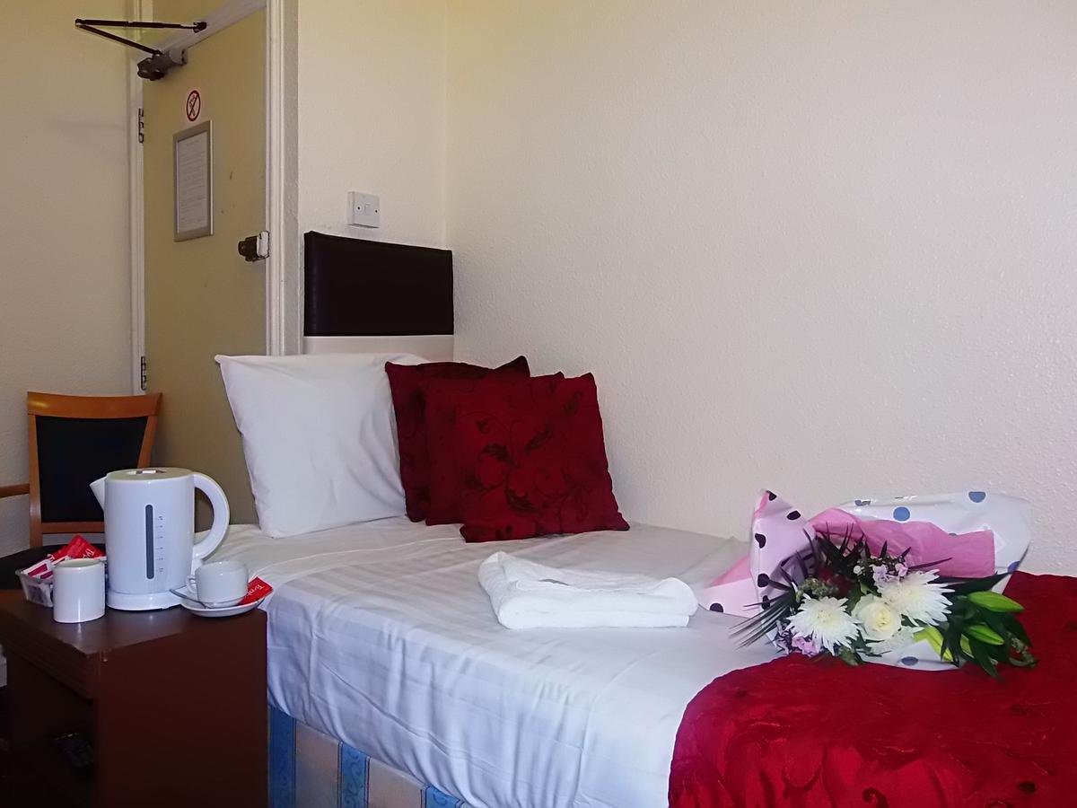 Victoria Station Hotel Лондон Екстериор снимка